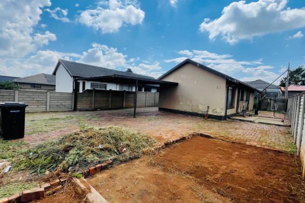 This property offers the following

Kitchen

Lounge

3 Bedrooms

Bathroom

Carport 

Required deposit R4 500