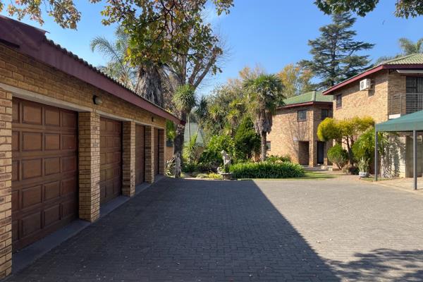 Sole and exclusive mandate!
Charming Townhouse for Sale in Exclusive Oppiehoek Complex ...