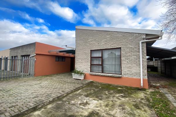 Spacious and Inviting Home with Bonus Flatlet for Sale
Discover the perfect blend of comfort and entertainment in this expansive ...