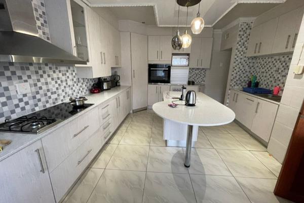 ID Properties brings you this lovely 3 bedroom home with 1 bathroom to the market. 
It has a modern kitchen with ample cupboard space ...