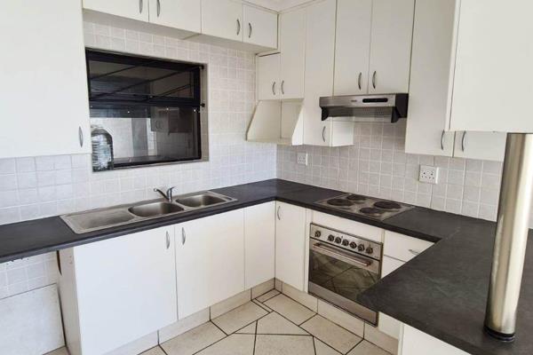 OCCUPATION: IMMEDIATELY

Please send me an email to arrange a viewing.

This property consists of the following:
3 bedrooms with BIC
2 ...