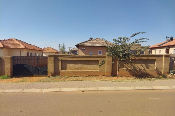 Charming 3-Bedroom Home for Sale in Lehae Phase 4 - R700,000


Situated in a middle-class neighborhood, this property offers:
•3 ...