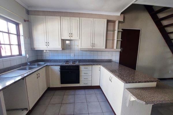 SOLE MANDATE
 This 3-bedroom townhouse is in a secure and well-maintained complex in Uvongo, only a short walk from the beach and ...