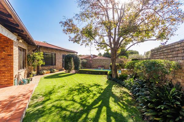 Live in a vibrant community.

Situated in the boomed area of Mill Hill, offering the full convenience of Bryanston.

On entering the ...