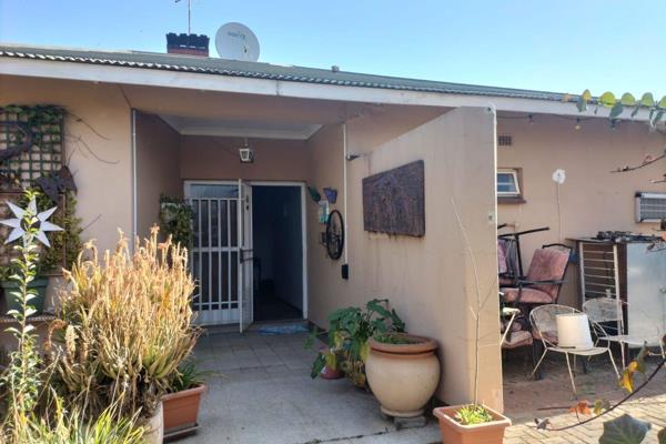 3 bedroom spacious house, with 1 bathroom, toilet separate. Dining room, spacious lounge with fire place for winter nights. Stoep area ...