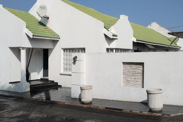 Beautiful Townhouse in Franschhoek Estate
Your Dream Home Awaits!
Experience luxurious living in this stunning simplex townhouse ...