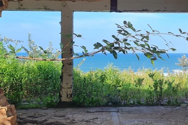 Looking for a fixer upper ...
Commanding views of the Indian Ocean from this 1700 Sqm ...