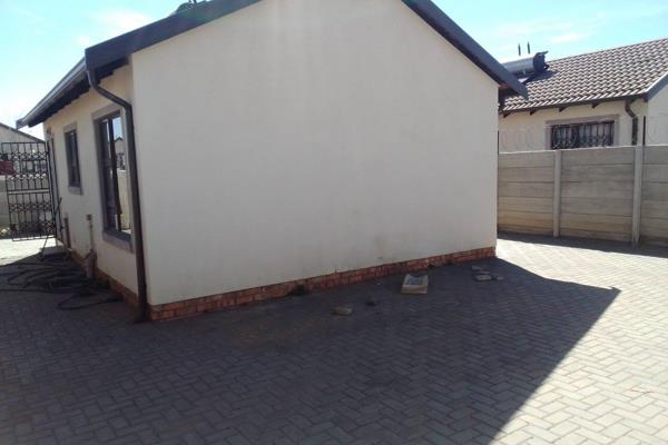 This beautiful property offer you 2 bedroom, 1bathroom, lounge and kitchen
It&#39;s near N12 and school
It is near mine and prisoner
Do ...