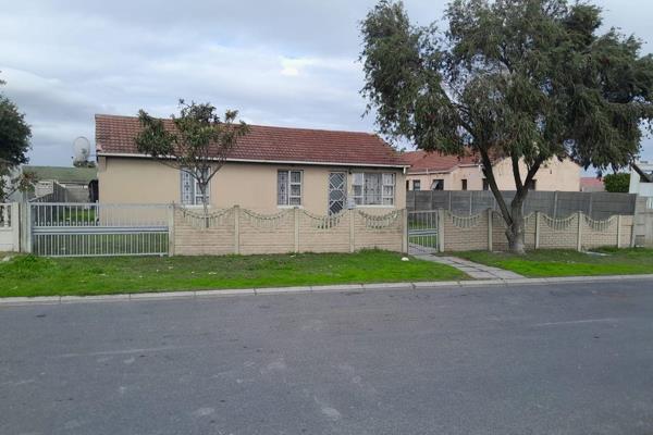 A beautiful specious house that have a future planning to build flat for extra income and plans are approved by City of Cape Town.

The ...