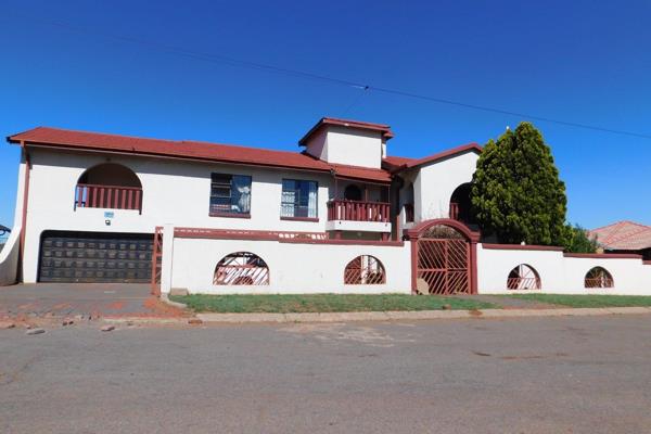 6 Bedroom House for sale Toekomsrus Randfontein

6 Spacious Bedrooms
5 Bathrooms
Double garage
2 Living rooms
Open plan kitchen ...