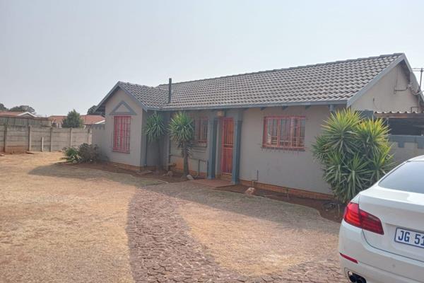 Specious stand alone house.
Offers 2 bedrooms, 1 bathroom with a bathtub and a basin, a separate toilet,  open plan kitchen, lounge ...