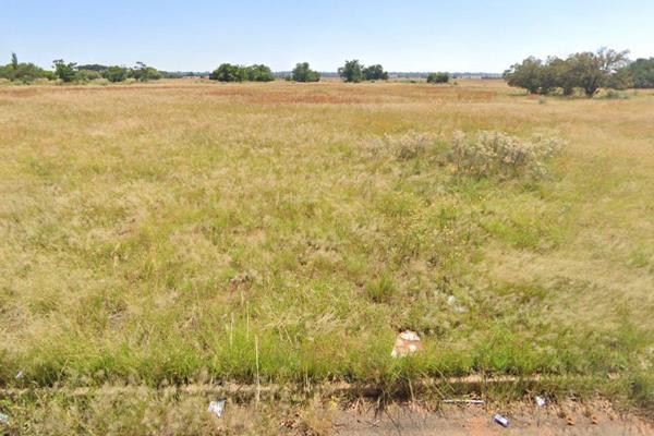 This vacant plot of land measuring 744 square meter is for sale and available to build ...