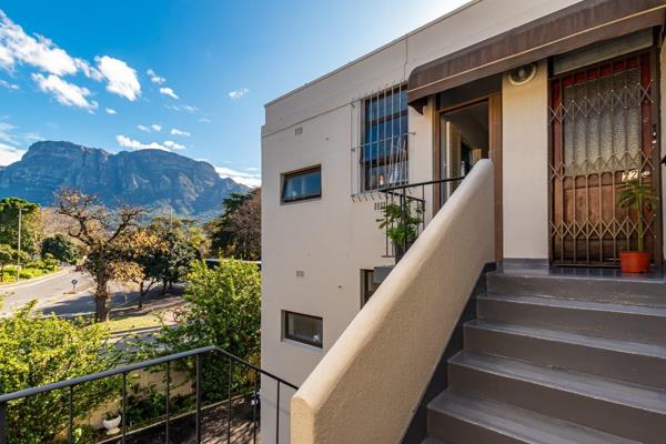 Conveniently located secure complex in the Southern Suburbs, just a short walk away from UCT shuttle and train station. 
Includes ...