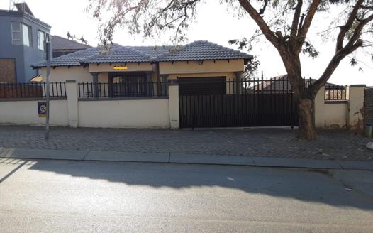 3 Bedroom House for sale in Olievenhoutbosch