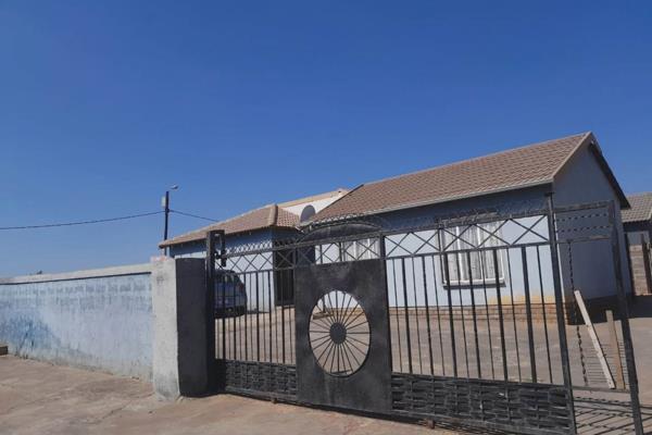 Situated on a corner stand this property in Klarinet Ext 8 offers 2 bedrooms, 1 bathroom and a separate toilet.  A extended kitchen and ...