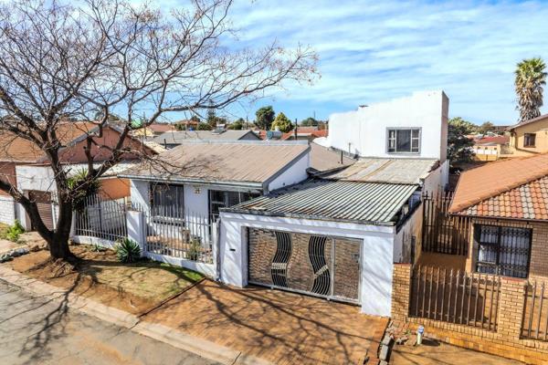 Discover this charming property in Eldorado Park, featuring four spacious bedrooms and two modern bathrooms. With two comfortable ...