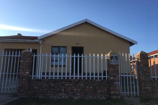 Sizwe Mlungwana presents this beautiful family home. 

This property comprises of a lounge ; kitchen; 2 bathrooms (en -suite); 3 ...