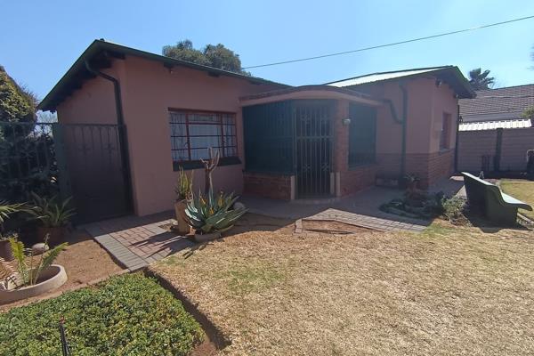 This charming 650 sqm property is conveniently located near schools, public transport, main roads, and a variety of shops. The home is ...