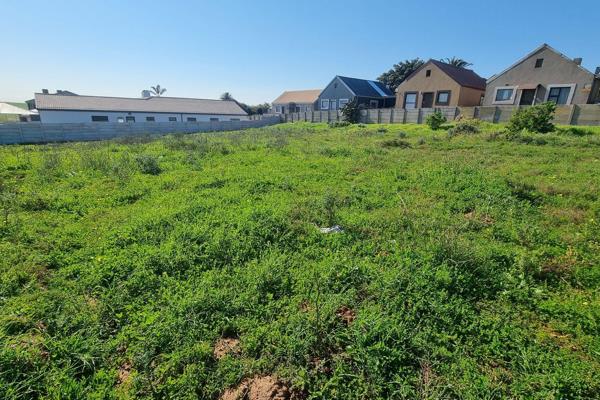 Opportunity to own your own 700 sqm vacant land in Vredenburg overlooking rolling farm lands. Looking for that perfect family home but ...