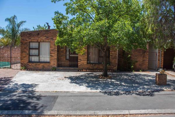 4 BEDROOM HOUSE FOR SALE WITH 2 FLATLETS IN KLEIN PARYS - PAARL


Spacious Klein Parys Family Home with Income Potential

Discover ...