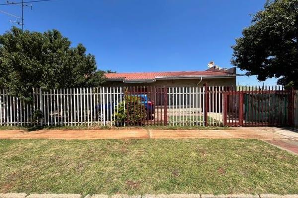 This  beauty  nestled  close  to  all amenities    its  2  km.  to  Krugersdorp  CBD     at  least    4  km.    away  from  Key west  ...