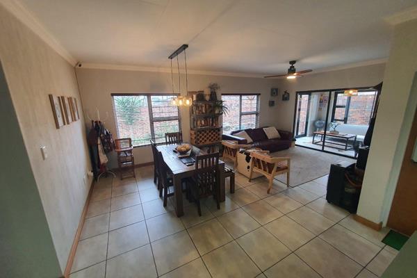 This is an extremely neat property, located in a secure estate in Pomona Kempton Park.

This family home consists out of 2 good sized ...