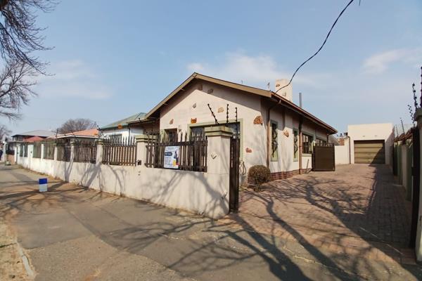 -*Moonsimka is welcoming you to this charming 3 bedroom, 1 bathroom house with an open lounge area, fitted kitchen, and a garage for ...