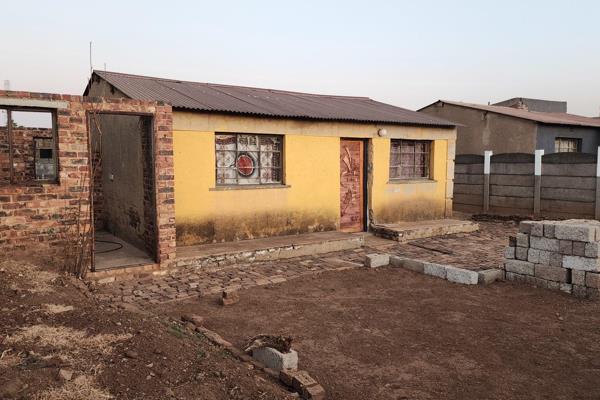 For Sale: 4-Room House in Tembisa 

This charming property is located in the vibrant area of Tembisa and is a fantastic opportunity ...