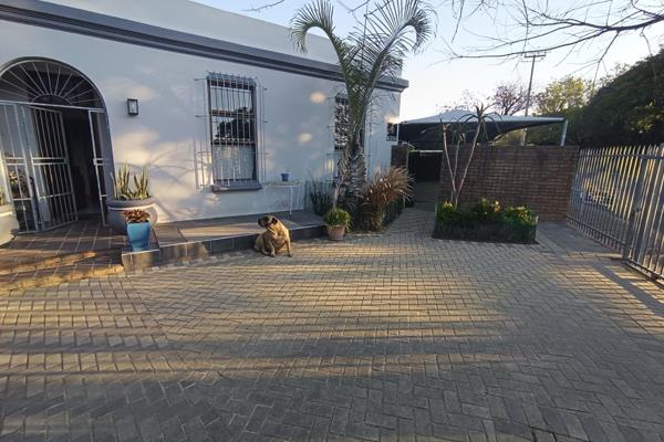 Three bedroom house and a study in De Zoete Inval.
This beautiful home is neat as a pin and ready to move into.  No pesky loadshedding ...