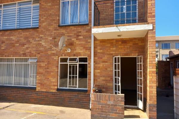 This neat and spacious bachelor unit in Florida, Roodepoort, is the perfect rental opportunity. The well designed kitchen offers ample ...