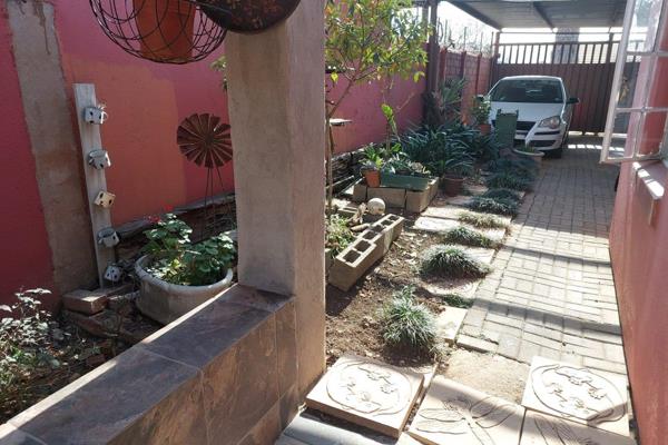 This charming golden oldie in the heart of Elandspoort has been thoughtfully updated with modern conveniences while retaining its ...