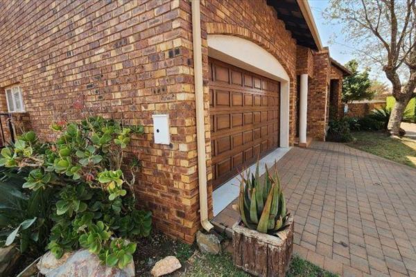 This cluster home is situated in Glen Marais and offers the following:

Entrance hall. ...