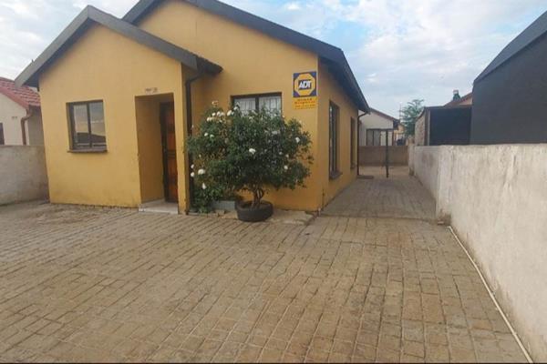 his house comes with 2 spacious bedroom with the main bedroom fitted with ...