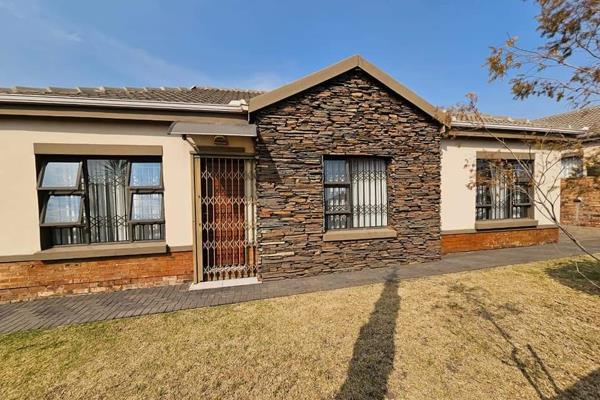 This stunning house is looking for a new owner,it consists of:

Kitchen
Lounge 
3 Bedroom
2 Bathroom
2 Garages
4 ...