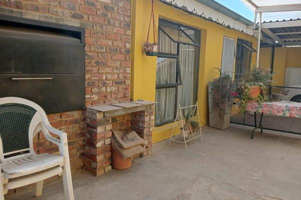 Spacious garden Cottage 
2 Bedrooms 
1 Bathroom 
Kitchen - Gas Stove 
Lounge - tiled 
Lock-up carports 
Pre Paid meter ...