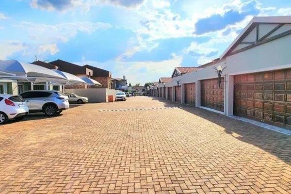 This beautiful town house has 2 bedroom.

With fitted kitchen and open plan lounge.

It consist of two toilet with shower, basin ...