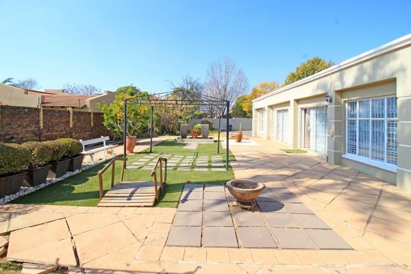 A super spacious home, located on a quiet street, and close to Weltevreden Park Primary School, and other schools.

Offering a large ...