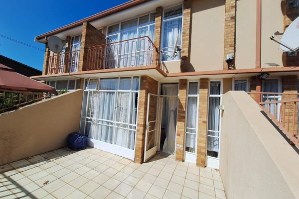 This neat property has the following on offer:
- Three bedrooms (BIC)
- One ...