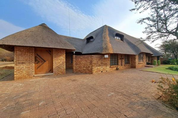 Look at this modern, stunning small holding, situated in Strydfontein. Close to all major highways, churches, schools, hospitals, malls ...