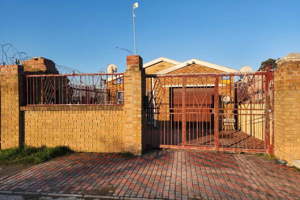 Discover this inviting three-bedroom house located conveniently close to the Luzuko taxi rank. Perfect for families or first-time ...