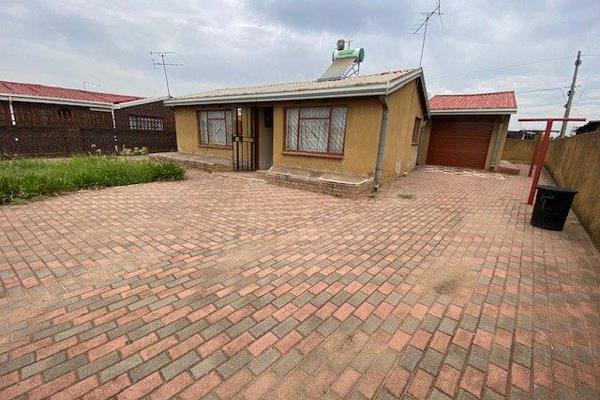 Welcome to this delightful 4-bedroom family home located in the heart of Daveyton. Perfect for families seeking comfort and ...