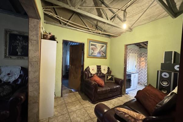 SPACIOUS WELCOMING FAMILY HOME ON A LARGE STAND
Welcome to this beautiful large family home situated in at lovely side for Etwatwa with ...