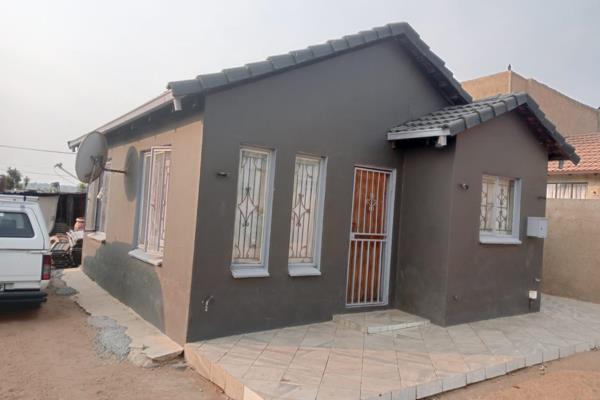 Two Bedrooms
Lounge
Fitted Kitchen
Bathroom With Separate Toilet
Spacious Yard


Availability: 2024-08-07