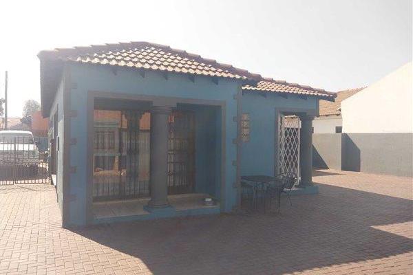 Nestled in the serene and peaceful environment of Vosloorus Ext 13, commonly known as Paradise Park, lies this gem of a property. This ...