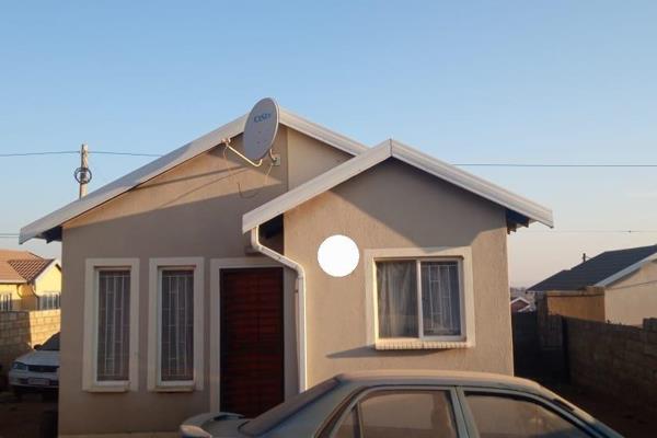 This is a 2 bedroom house located in Mogale city an area that is beautiful and safe.The house has a bathroom separated from the toilet ...