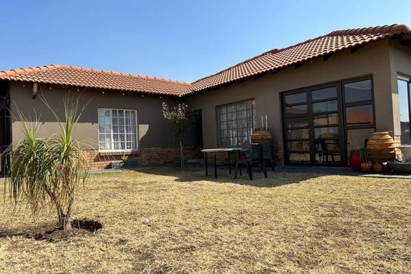 You are invited to come view this beautiful home. it offers you spacious rooms, communal gym, tennis court, park for children to play ...