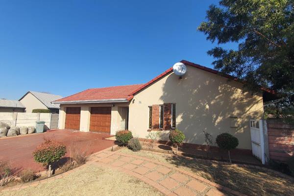 This is a large family home located in Mayberry Park Alberton.

It consists out of 3 well sized bedrooms with built in cupboards, 2 ...