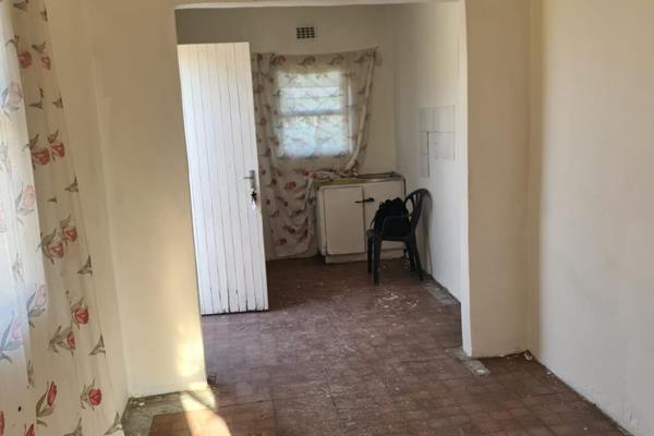 2 bed property with sizable Erf. It has a kitchen, lounge and family bathroom with shower.

Burglar bar on all windows and a safety ...