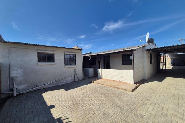 A family home located in Homevale perfect for all your needs
With three bedrooms two bathrooms, semi open plan kitchen and living room ...