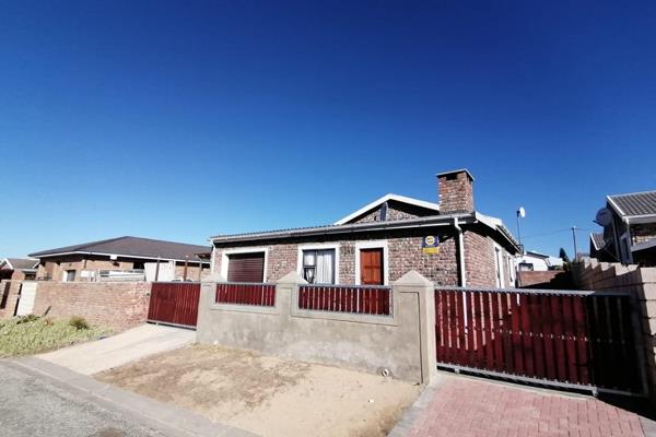 This cosy 2 bedroom house is available for rental from 1 October. Located in the coastal suburb of Kleinkrantz, it is within walking ...